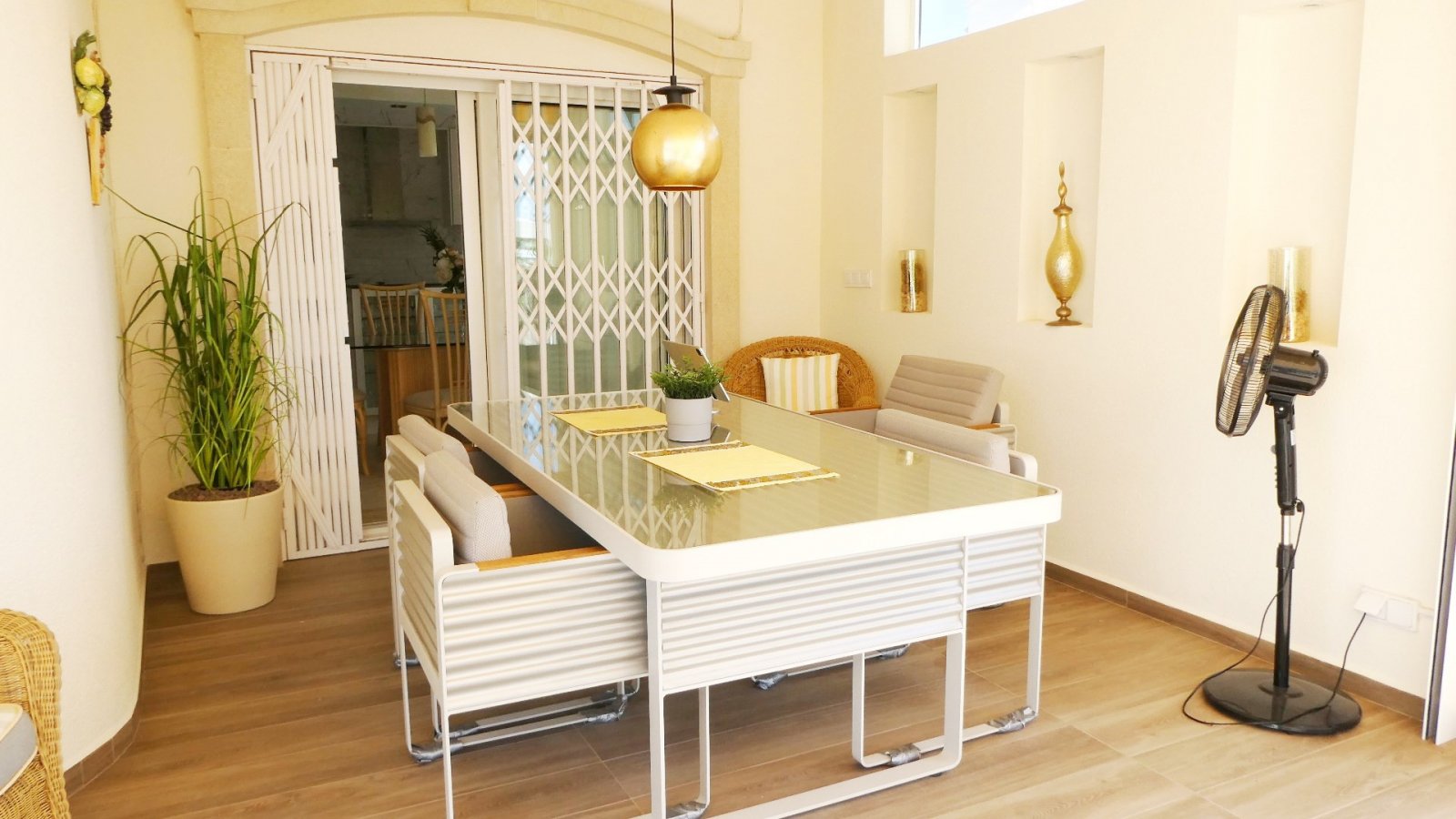 Diese außergewöhnliche, 165 m² große freistehende Villa mit 4 Schlafzimmern und 3 Badezimmern wurde komplett renoviert und bietet einen Blick auf ein