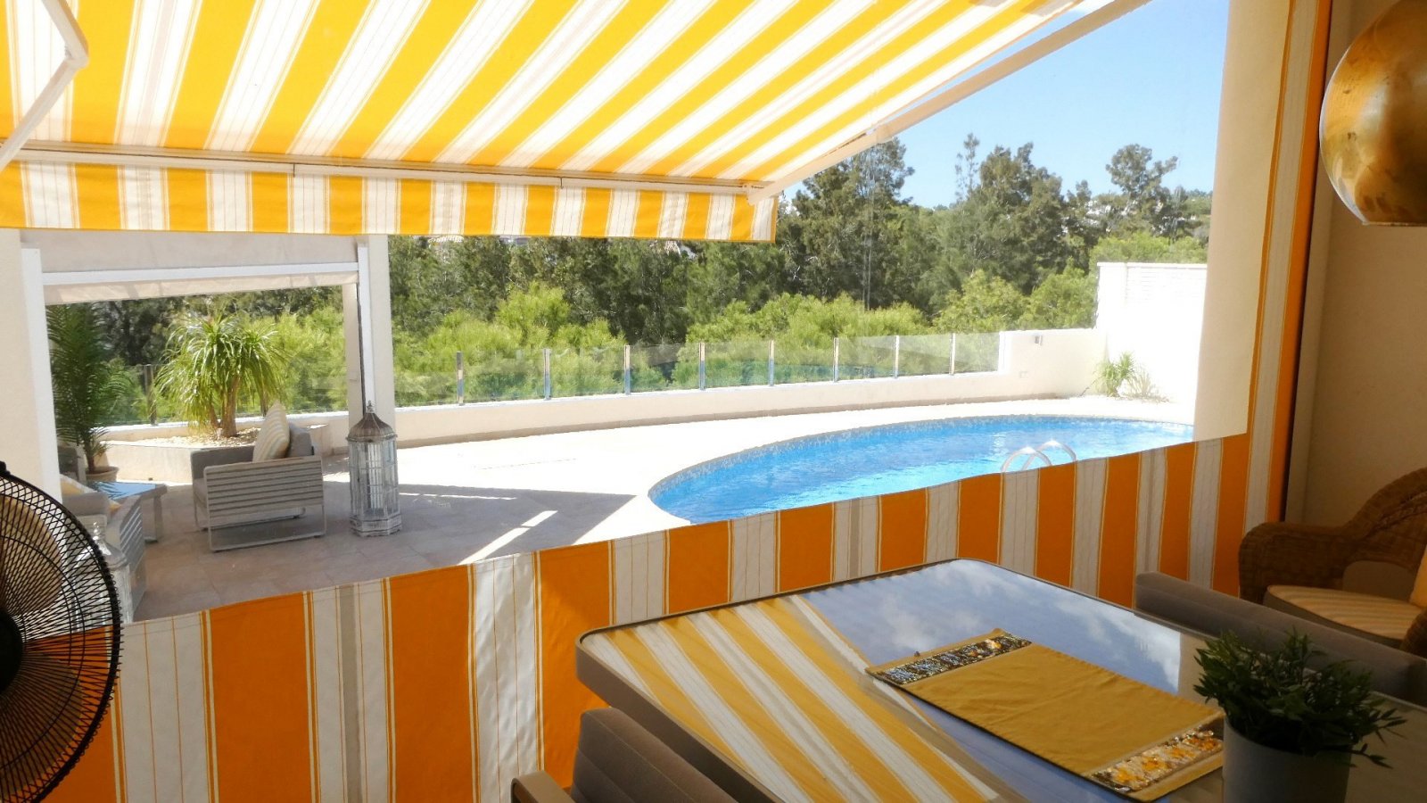 Diese außergewöhnliche, 165 m² große freistehende Villa mit 4 Schlafzimmern und 3 Badezimmern wurde komplett renoviert und bietet einen Blick auf ein