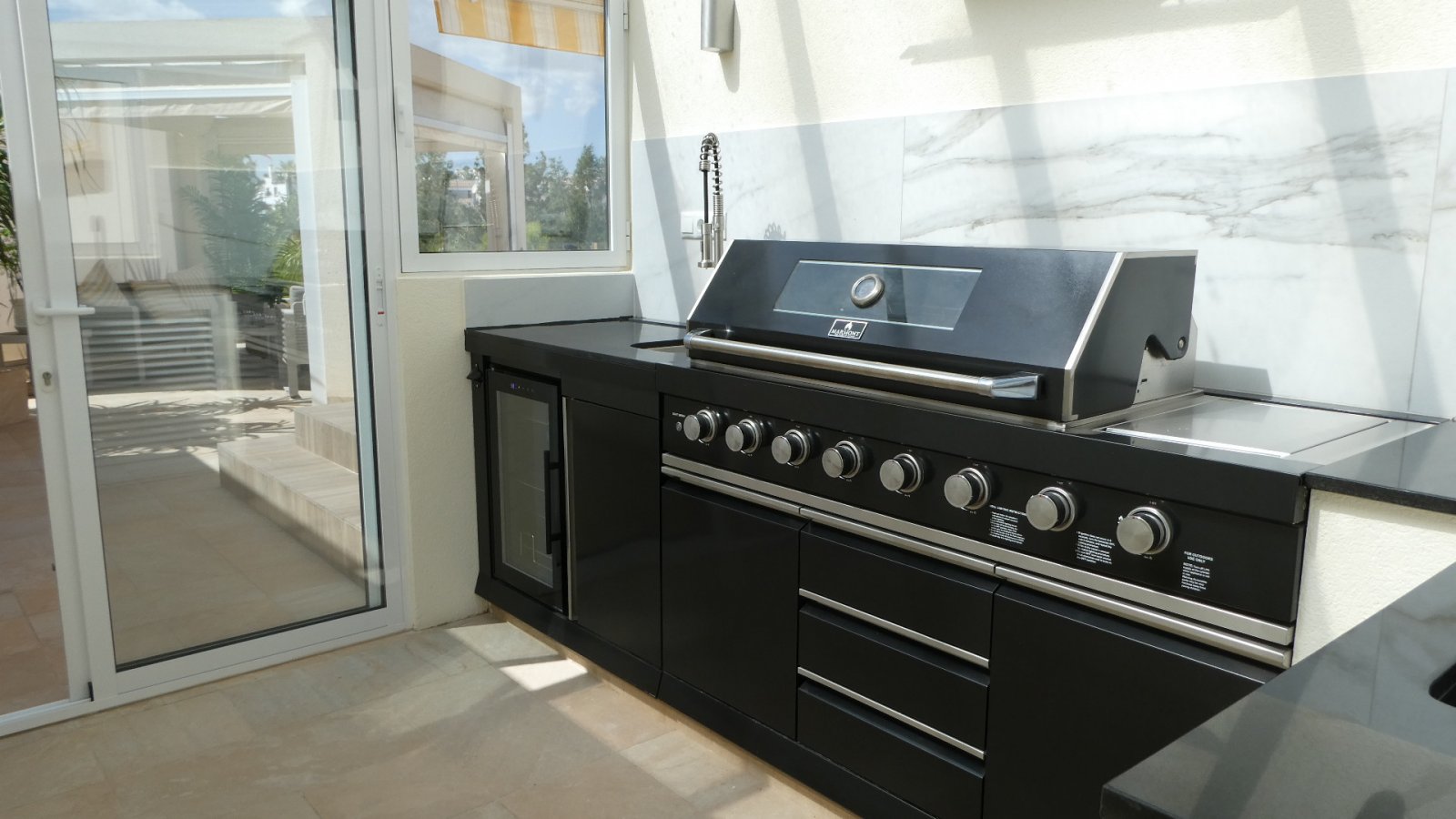 Diese außergewöhnliche, 165 m² große freistehende Villa mit 4 Schlafzimmern und 3 Badezimmern wurde komplett renoviert und bietet einen Blick auf ein