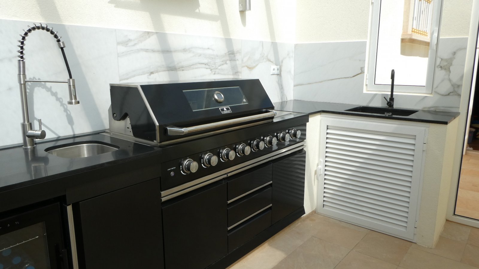 Diese außergewöhnliche, 165 m² große freistehende Villa mit 4 Schlafzimmern und 3 Badezimmern wurde komplett renoviert und bietet einen Blick auf ein