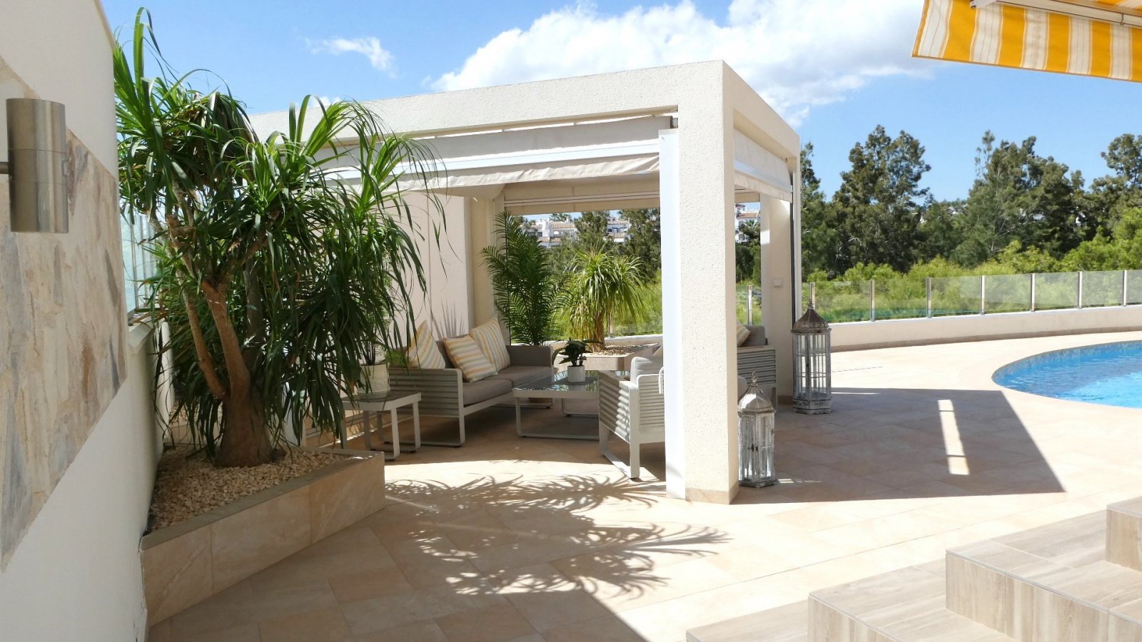 Diese außergewöhnliche, 165 m² große freistehende Villa mit 4 Schlafzimmern und 3 Badezimmern wurde komplett renoviert und bietet einen Blick auf ein