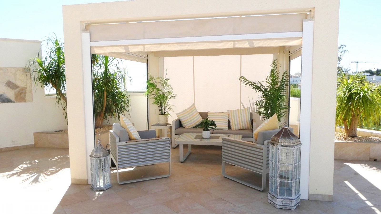 Diese außergewöhnliche, 165 m² große freistehende Villa mit 4 Schlafzimmern und 3 Badezimmern wurde komplett renoviert und bietet einen Blick auf ein