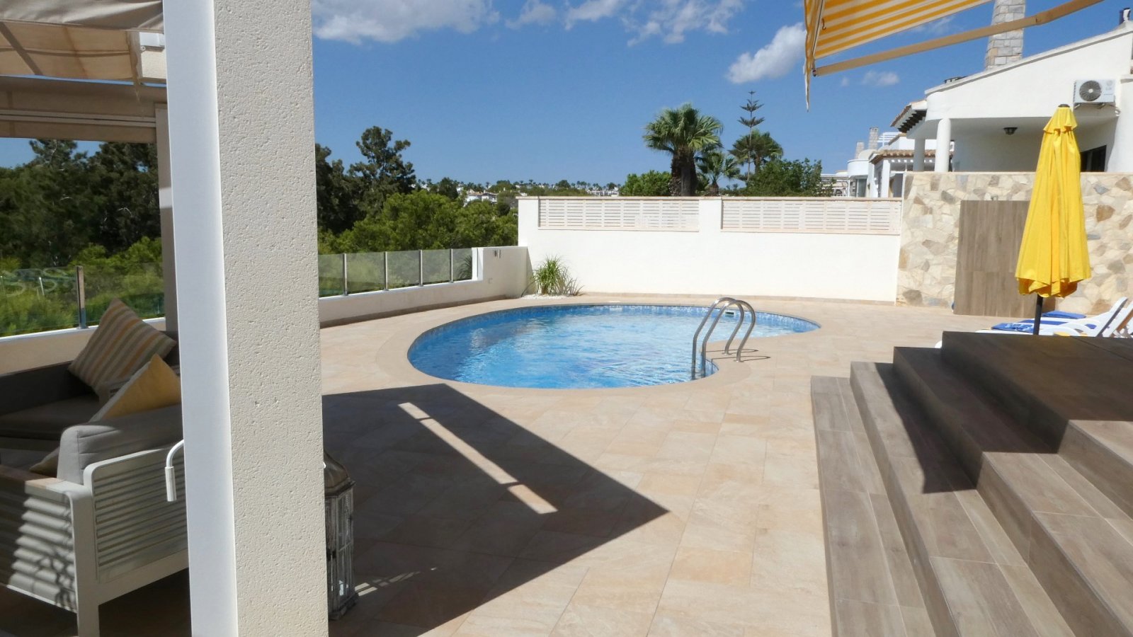 Diese außergewöhnliche, 165 m² große freistehende Villa mit 4 Schlafzimmern und 3 Badezimmern wurde komplett renoviert und bietet einen Blick auf ein