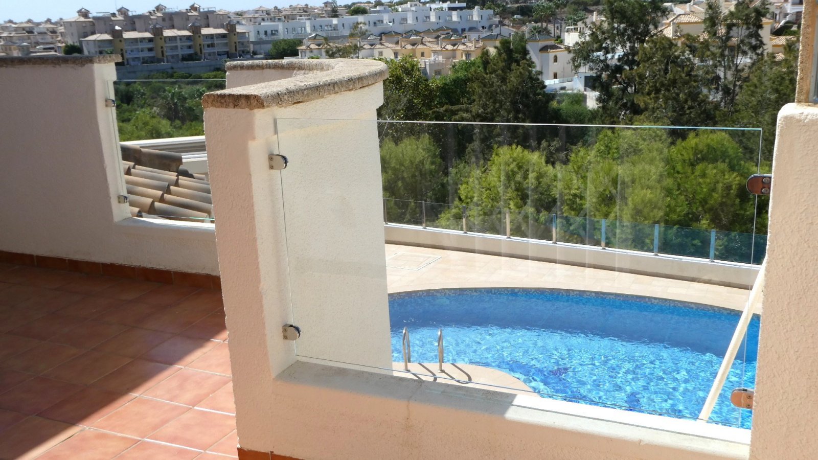 Diese außergewöhnliche, 165 m² große freistehende Villa mit 4 Schlafzimmern und 3 Badezimmern wurde komplett renoviert und bietet einen Blick auf ein