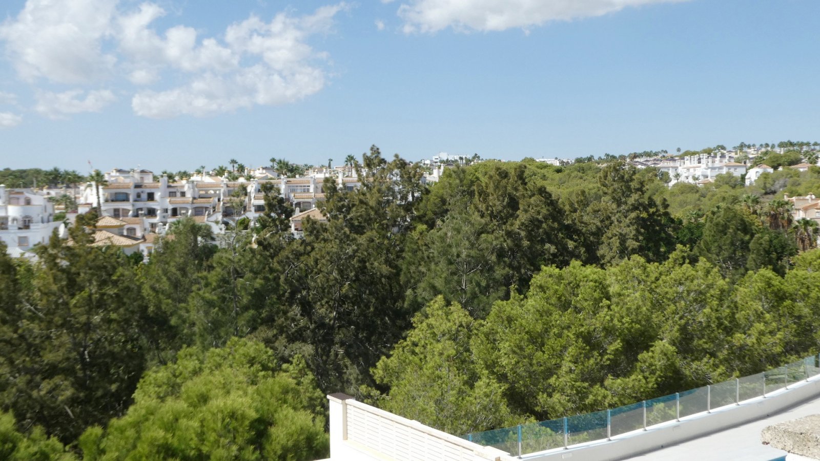 Diese außergewöhnliche, 165 m² große freistehende Villa mit 4 Schlafzimmern und 3 Badezimmern wurde komplett renoviert und bietet einen Blick auf ein