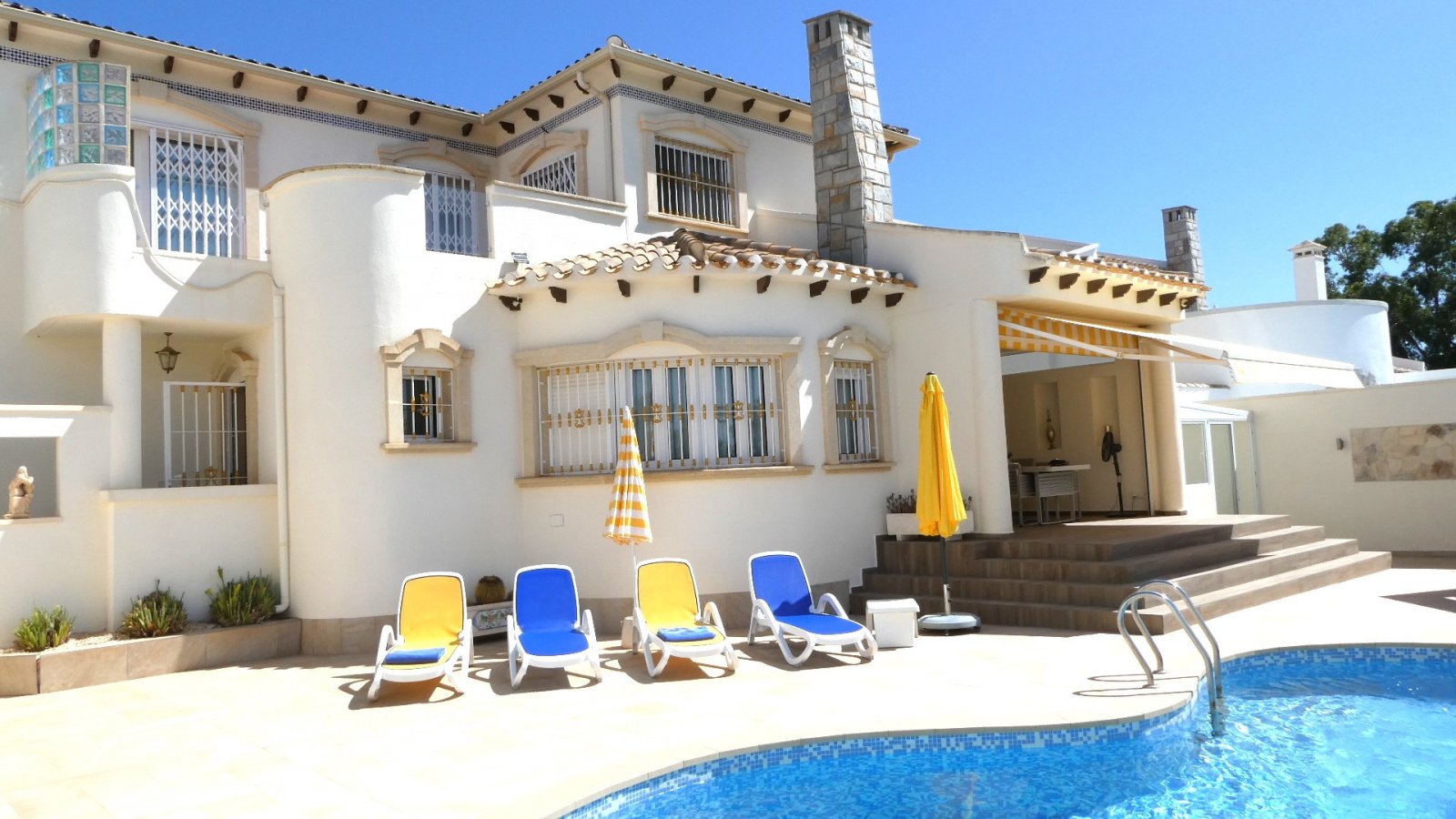 Diese außergewöhnliche, 165 m² große freistehende Villa mit 4 Schlafzimmern und 3 Badezimmern wurde komplett renoviert und bietet einen Blick auf ein