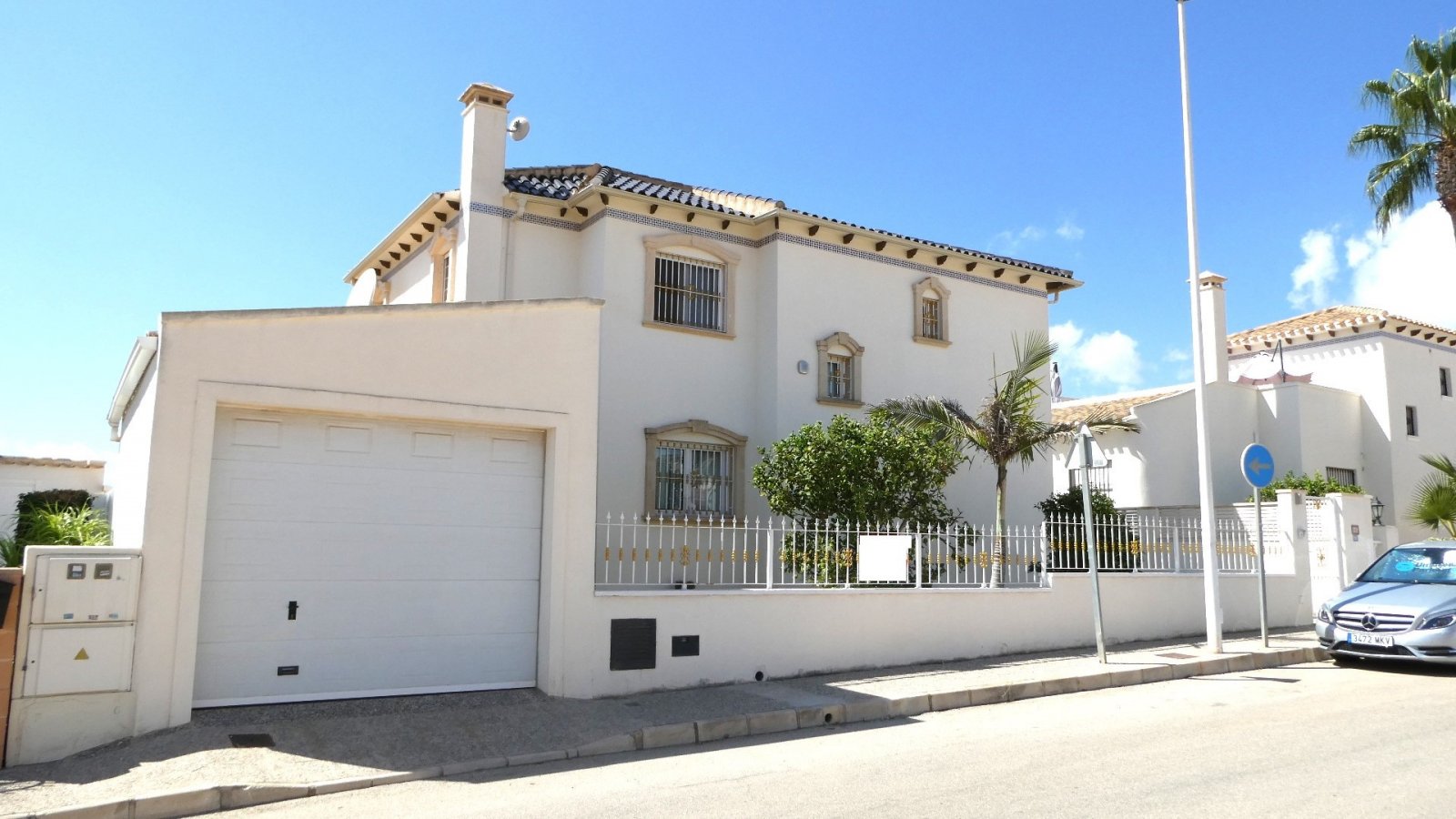 Diese außergewöhnliche, 165 m² große freistehende Villa mit 4 Schlafzimmern und 3 Badezimmern wurde komplett renoviert und bietet einen Blick auf ein