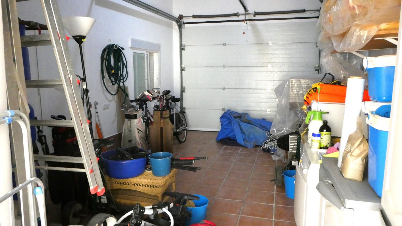 Diese außergewöhnliche, 165 m² große freistehende Villa mit 4 Schlafzimmern und 3 Badezimmern wurde komplett renoviert und bietet einen Blick auf ein