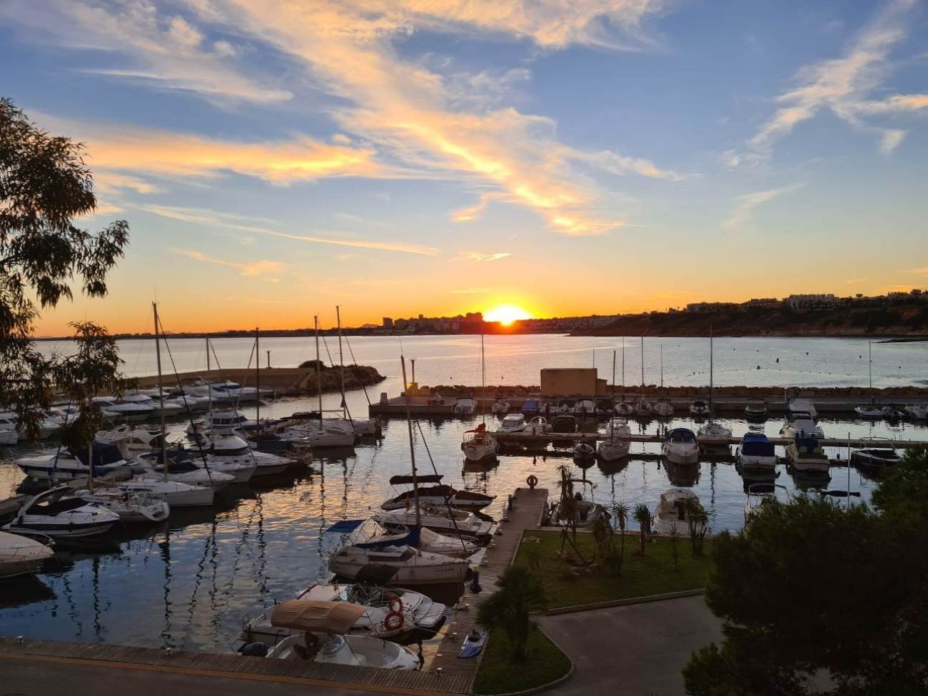 Diese außergewöhnliche, 165 m² große freistehende Villa mit 4 Schlafzimmern und 3 Badezimmern wurde komplett renoviert und bietet einen Blick auf ein