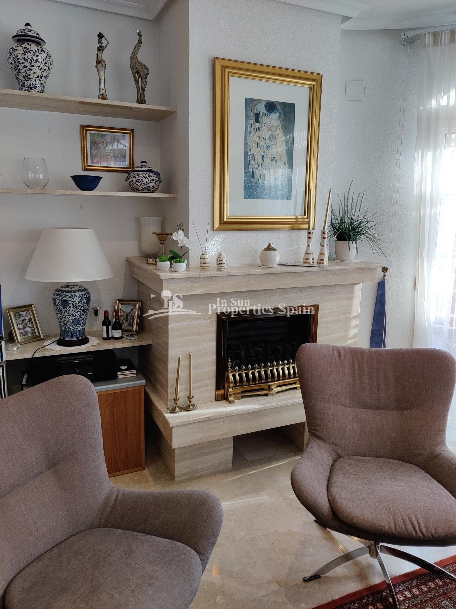  Sehr schöne und gepflegte 135 m² große Villa auf einem Eckgrundstück in der beliebten Gegend Los Dolses Villamartin. Das nach Südwesten ausgerichtete