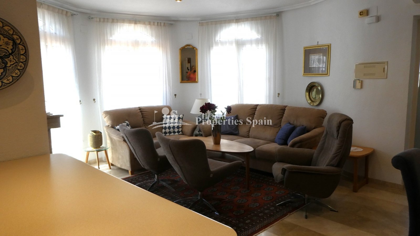  Sehr schöne und gepflegte 135 m² große Villa auf einem Eckgrundstück in der beliebten Gegend Los Dolses Villamartin. Das nach Südwesten ausgerichtete