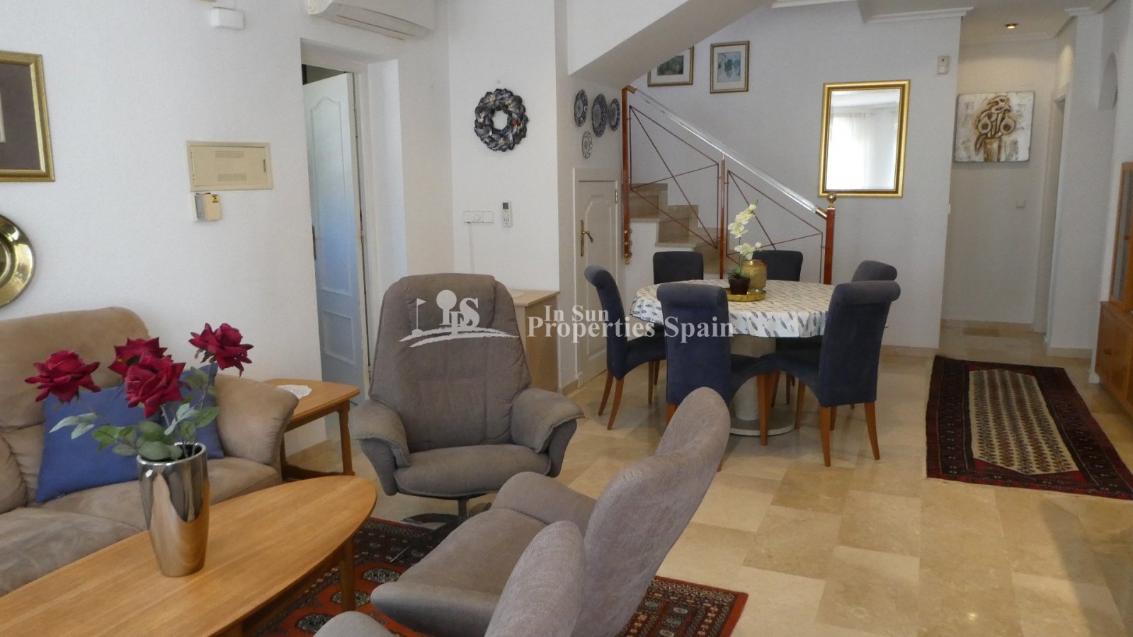  Sehr schöne und gepflegte 135 m² große Villa auf einem Eckgrundstück in der beliebten Gegend Los Dolses Villamartin. Das nach Südwesten ausgerichtete