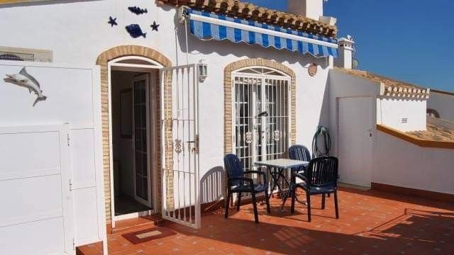  Sehr schöne und gepflegte 135 m² große Villa auf einem Eckgrundstück in der beliebten Gegend Los Dolses Villamartin. Das nach Südwesten ausgerichtete