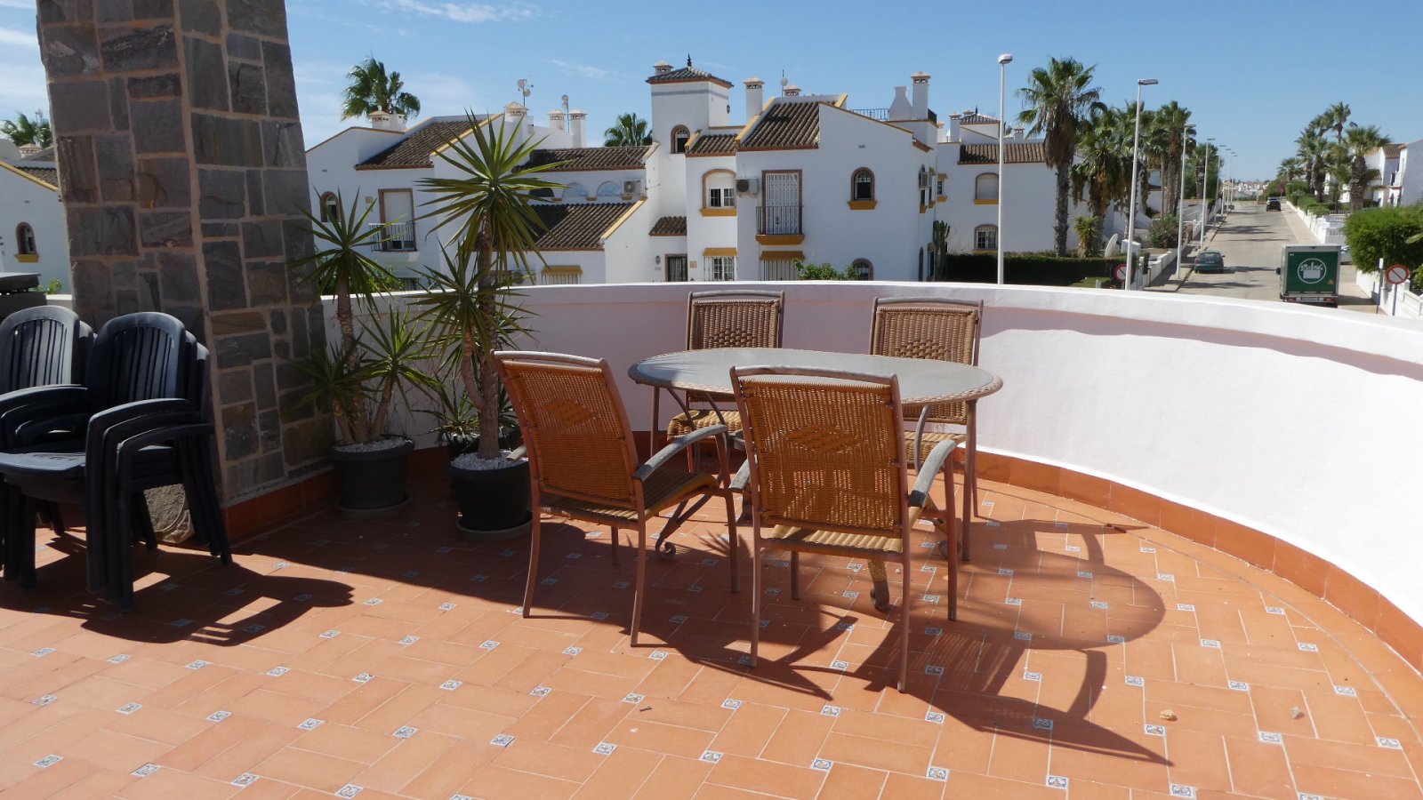  Sehr schöne und gepflegte 135 m² große Villa auf einem Eckgrundstück in der beliebten Gegend Los Dolses Villamartin. Das nach Südwesten ausgerichtete