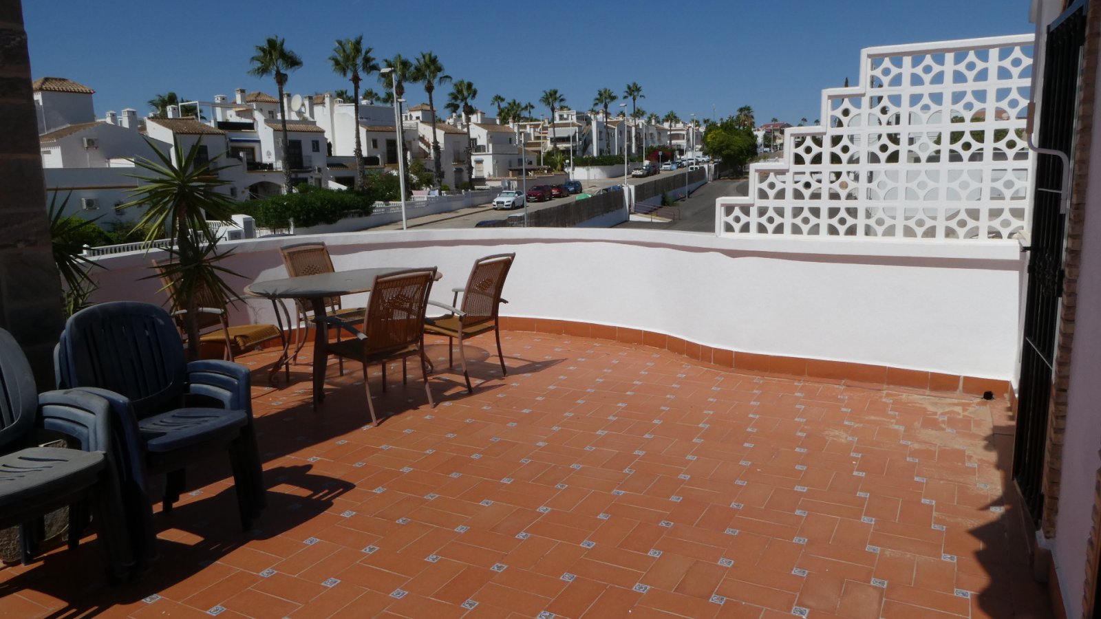  Sehr schöne und gepflegte 135 m² große Villa auf einem Eckgrundstück in der beliebten Gegend Los Dolses Villamartin. Das nach Südwesten ausgerichtete