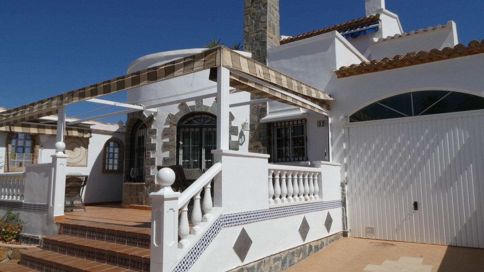  Sehr schöne und gepflegte 135 m² große Villa auf einem Eckgrundstück in der beliebten Gegend Los Dolses Villamartin. Das nach Südwesten ausgerichtete