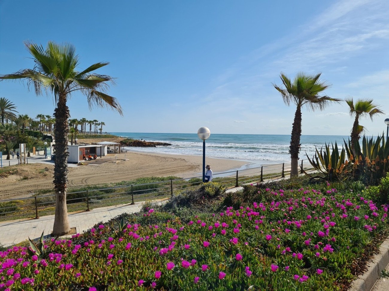  Sehr schöne und gepflegte 135 m² große Villa auf einem Eckgrundstück in der beliebten Gegend Los Dolses Villamartin. Das nach Südwesten ausgerichtete