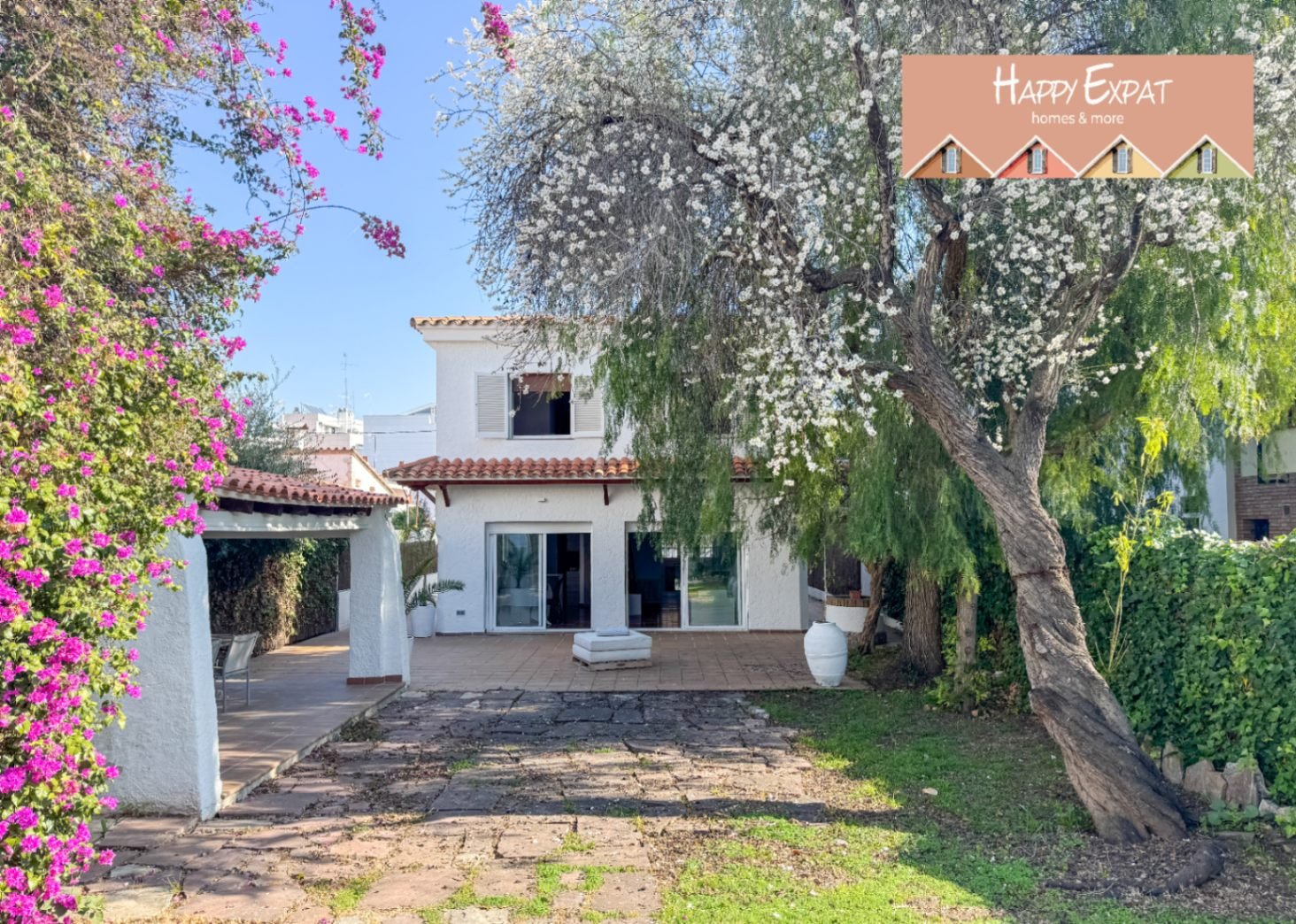 Dieses moderne Haus im mediterranen Stil, das 2024 neu renoviert wurde, befindet sich im Herzen von Sitges, nur einen kurzen Spaziergang von der Aveni