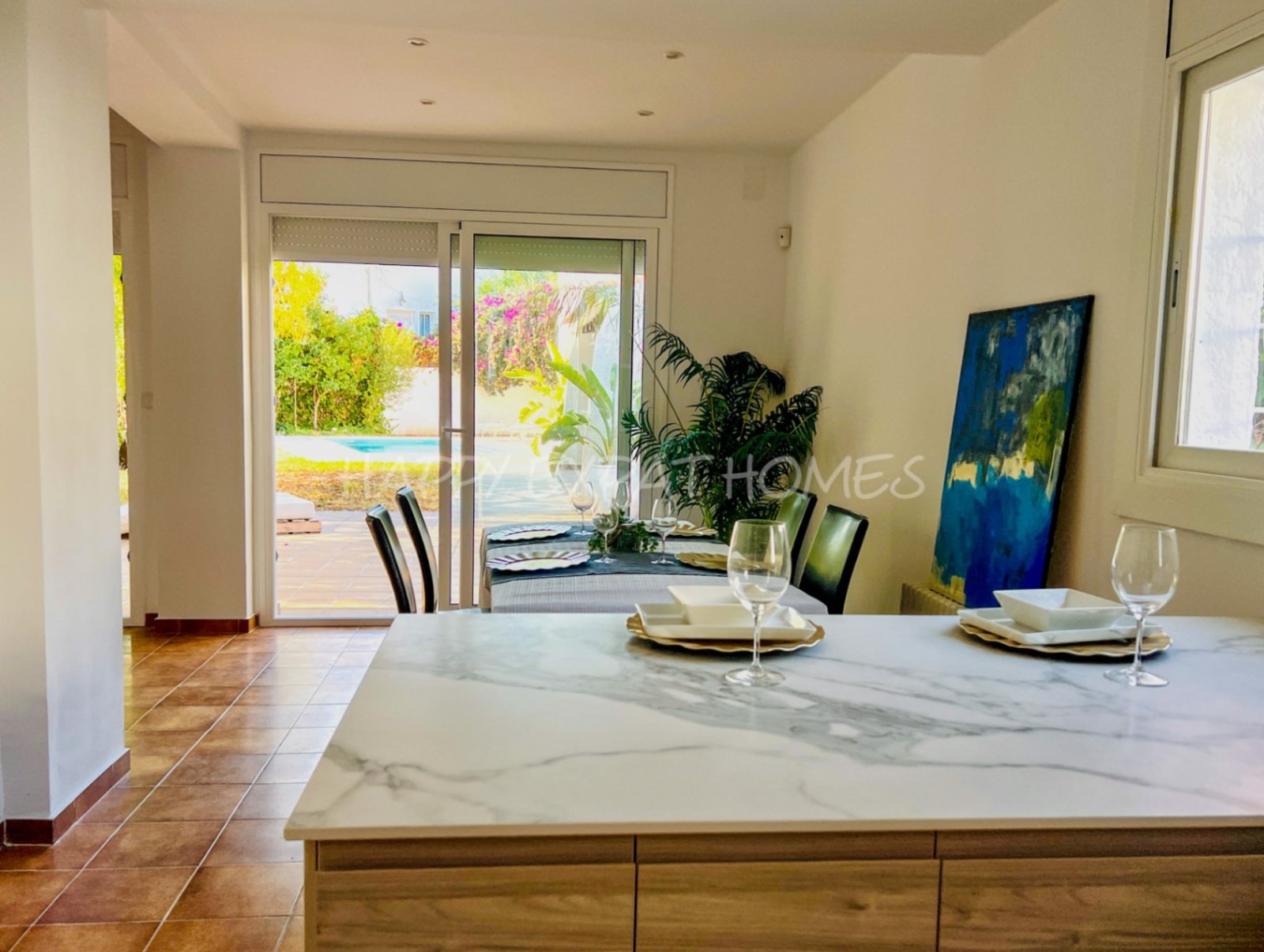 Dieses moderne Haus im mediterranen Stil, das 2024 neu renoviert wurde, befindet sich im Herzen von Sitges, nur einen kurzen Spaziergang von der Aveni