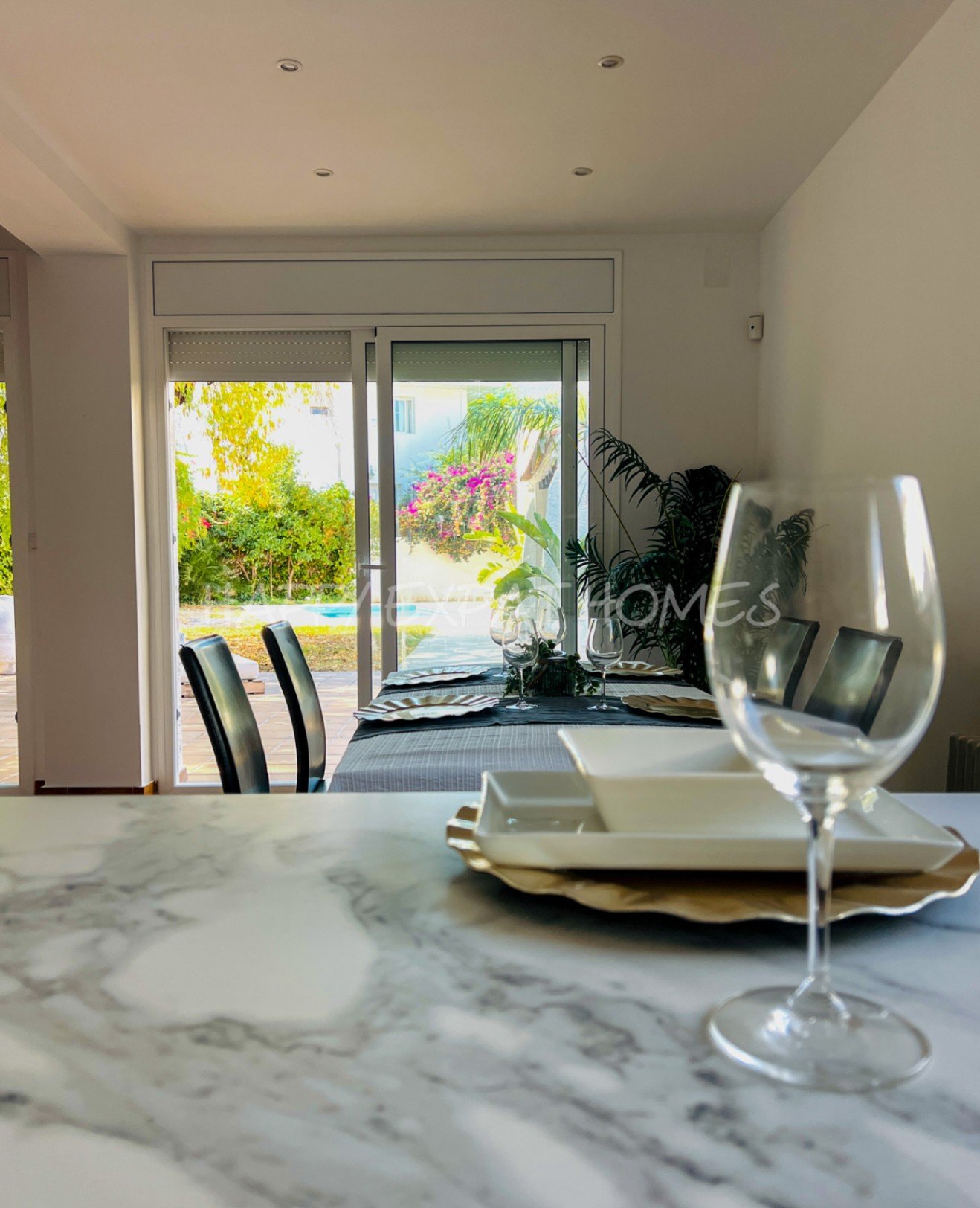 Dieses moderne Haus im mediterranen Stil, das 2024 neu renoviert wurde, befindet sich im Herzen von Sitges, nur einen kurzen Spaziergang von der Aveni