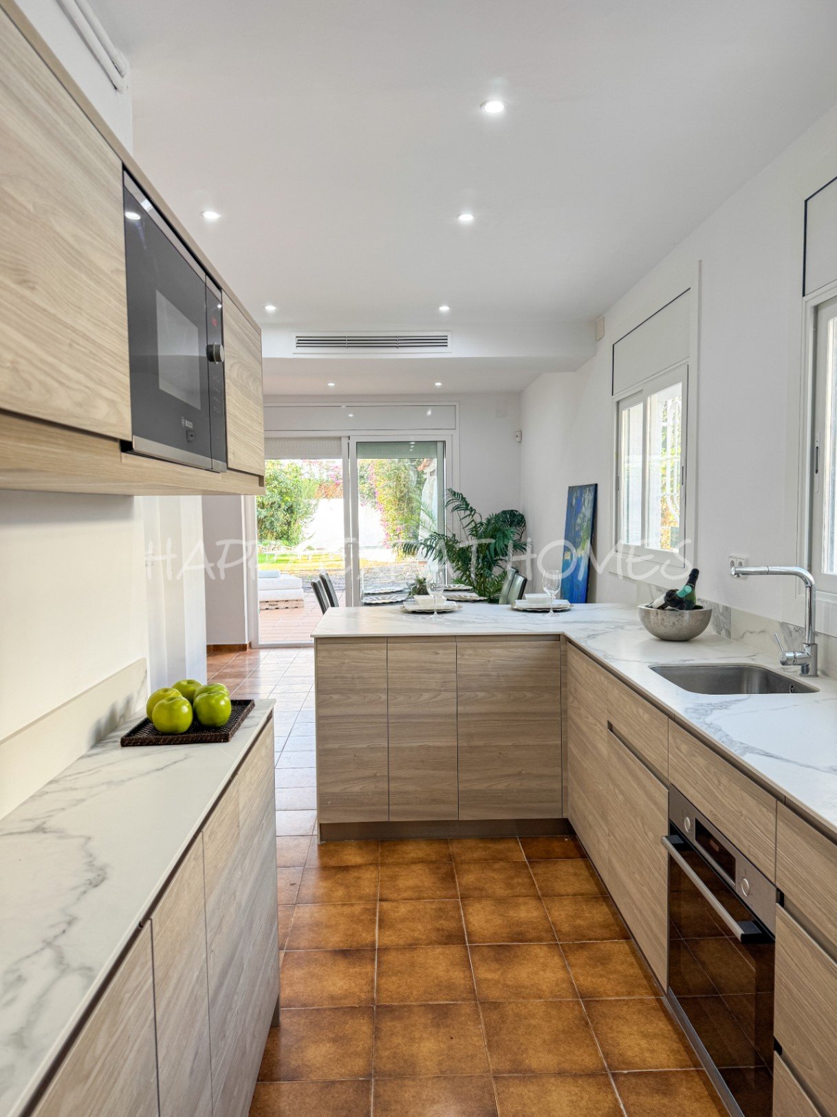 Dieses moderne Haus im mediterranen Stil, das 2024 neu renoviert wurde, befindet sich im Herzen von Sitges, nur einen kurzen Spaziergang von der Aveni