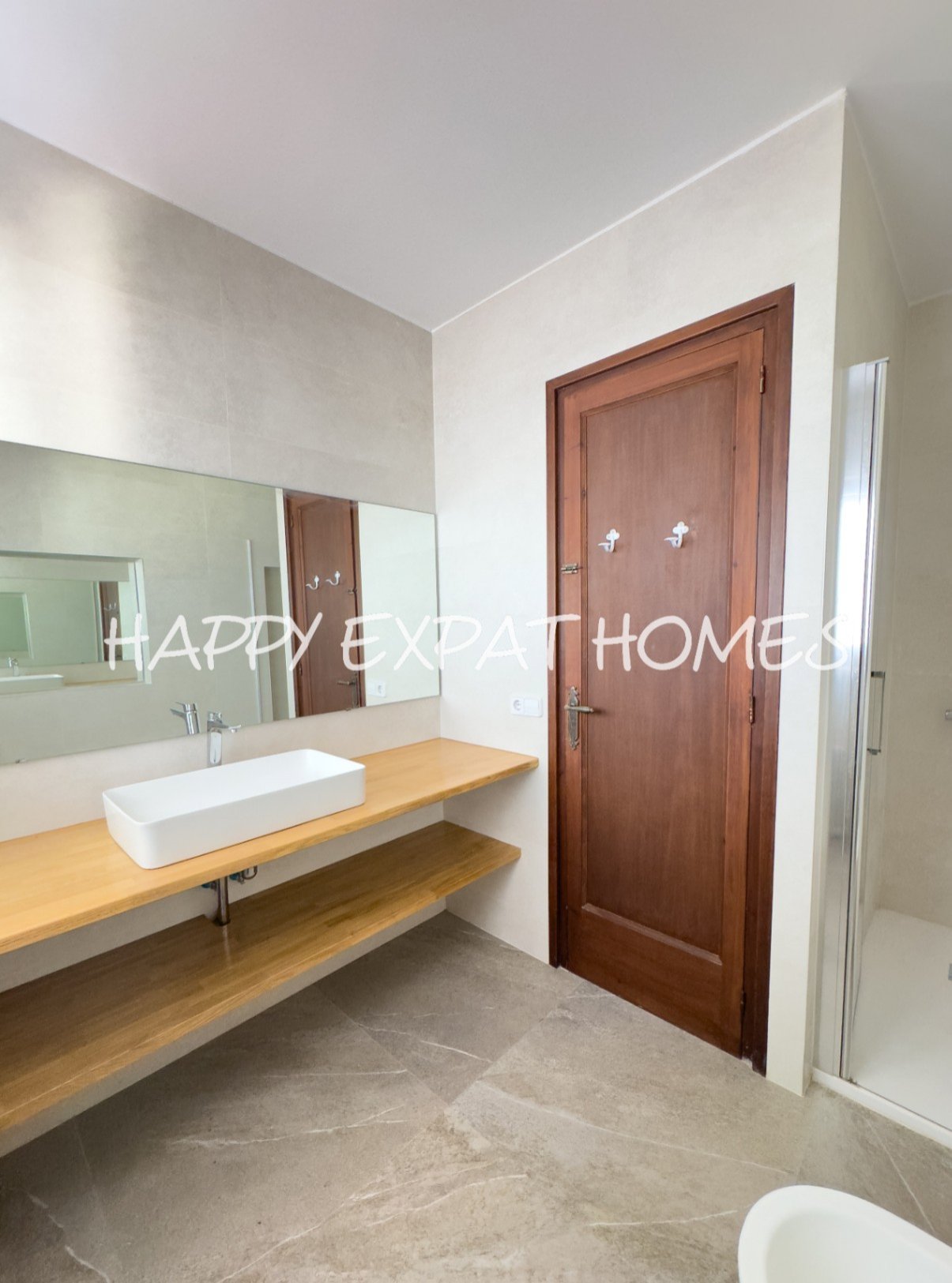 Dieses moderne Haus im mediterranen Stil, das 2024 neu renoviert wurde, befindet sich im Herzen von Sitges, nur einen kurzen Spaziergang von der Aveni