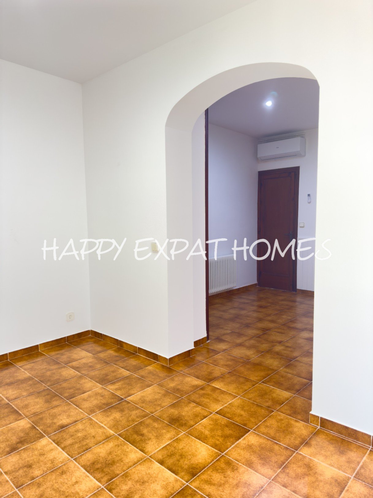 Dieses moderne Haus im mediterranen Stil, das 2024 neu renoviert wurde, befindet sich im Herzen von Sitges, nur einen kurzen Spaziergang von der Aveni