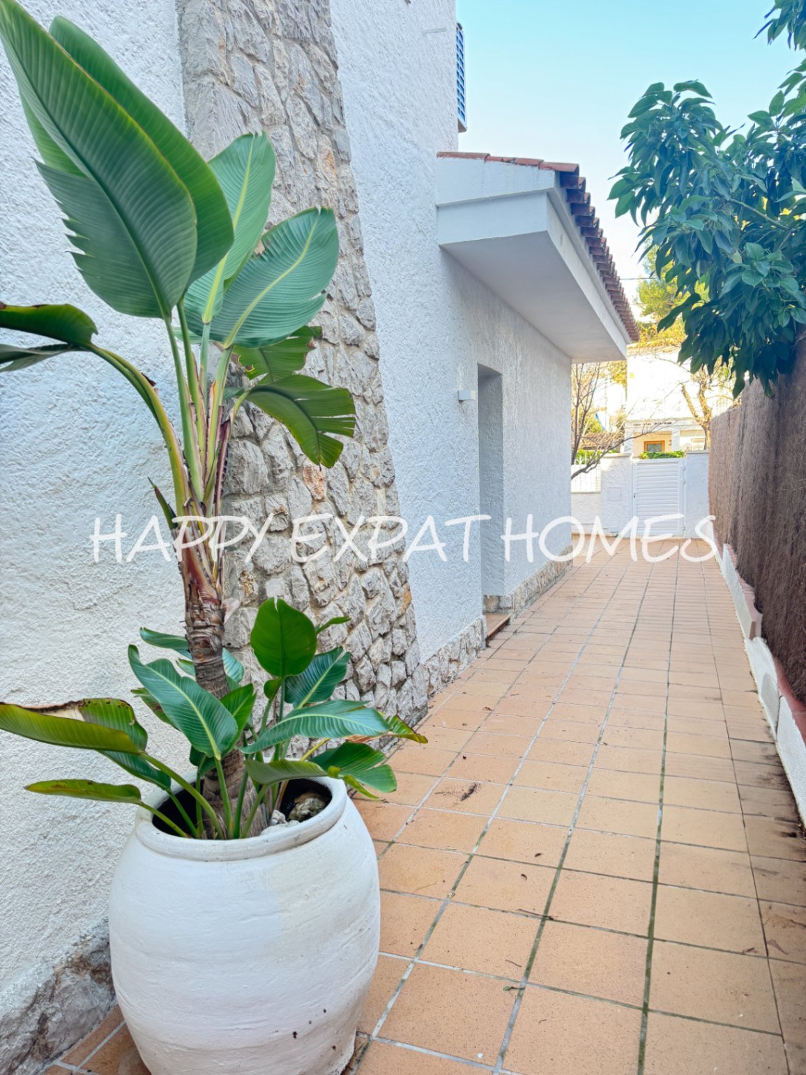 Dieses moderne Haus im mediterranen Stil, das 2024 neu renoviert wurde, befindet sich im Herzen von Sitges, nur einen kurzen Spaziergang von der Aveni