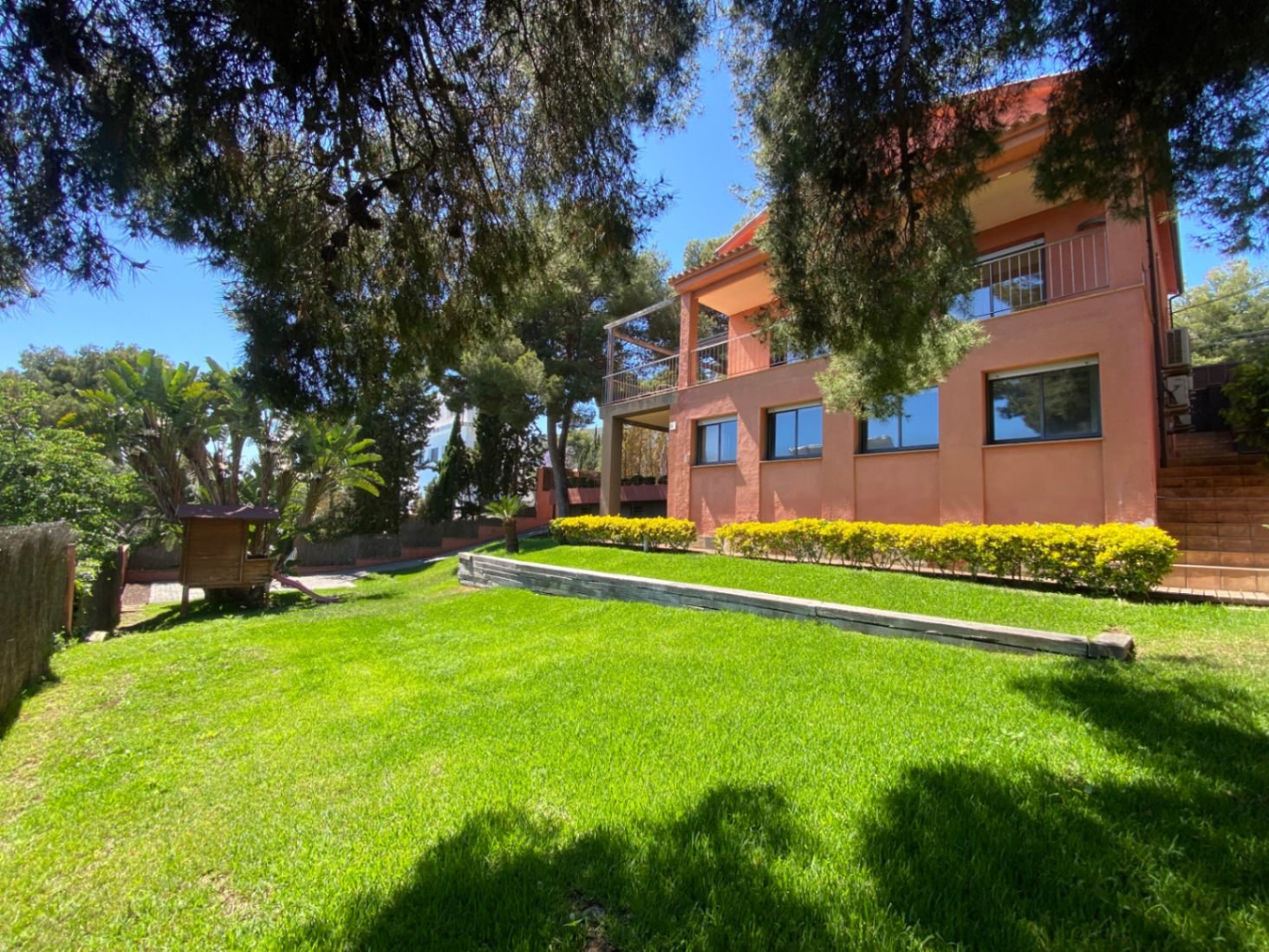 Gelegen in der exklusiven Wohngegend Montmar in Castelldefels, bietet dieses beeindruckende Einfamilienhaus einen herrlichen Blick auf das Mittelmeer 