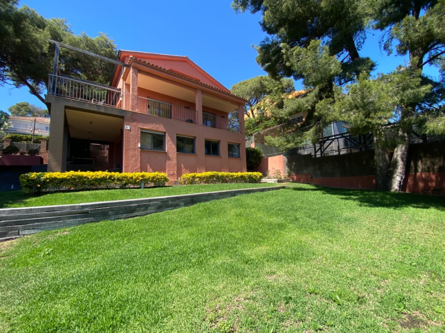 Gelegen in der exklusiven Wohngegend Montmar in Castelldefels, bietet dieses beeindruckende Einfamilienhaus einen herrlichen Blick auf das Mittelmeer 