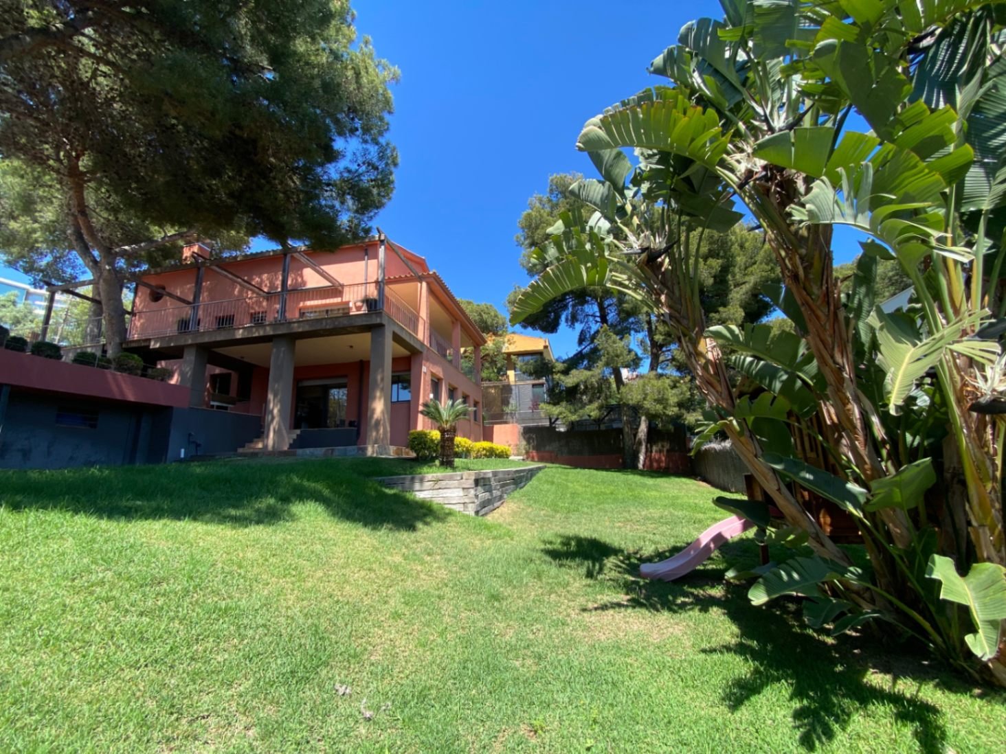 Gelegen in der exklusiven Wohngegend Montmar in Castelldefels, bietet dieses beeindruckende Einfamilienhaus einen herrlichen Blick auf das Mittelmeer 