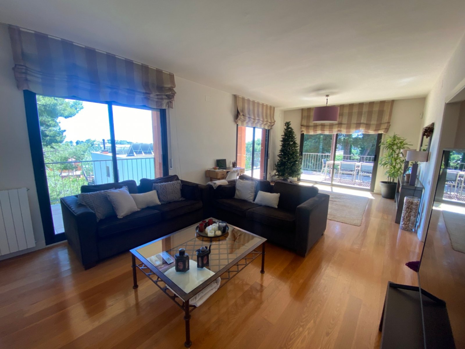 Gelegen in der exklusiven Wohngegend Montmar in Castelldefels, bietet dieses beeindruckende Einfamilienhaus einen herrlichen Blick auf das Mittelmeer 