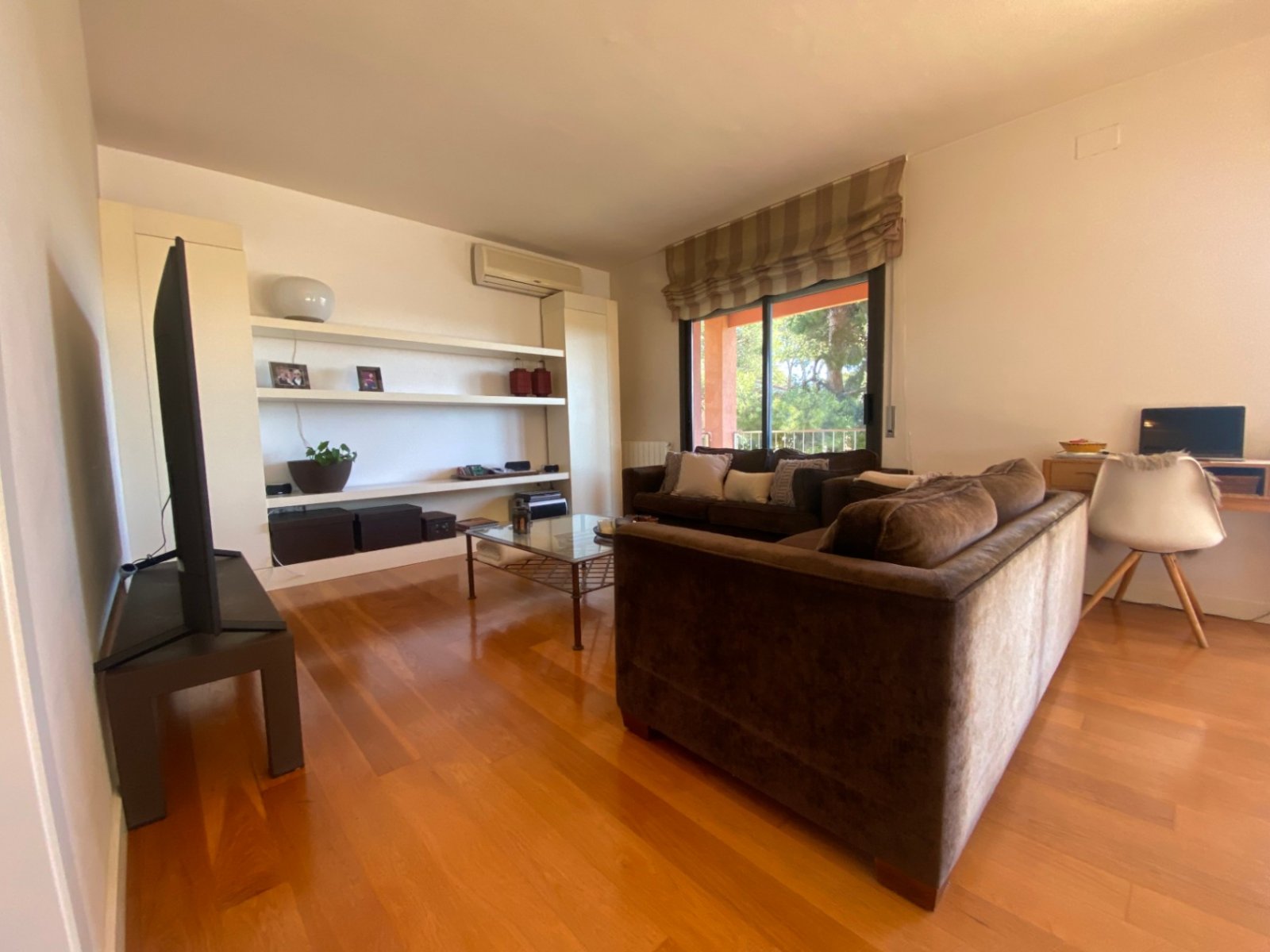 Gelegen in der exklusiven Wohngegend Montmar in Castelldefels, bietet dieses beeindruckende Einfamilienhaus einen herrlichen Blick auf das Mittelmeer 