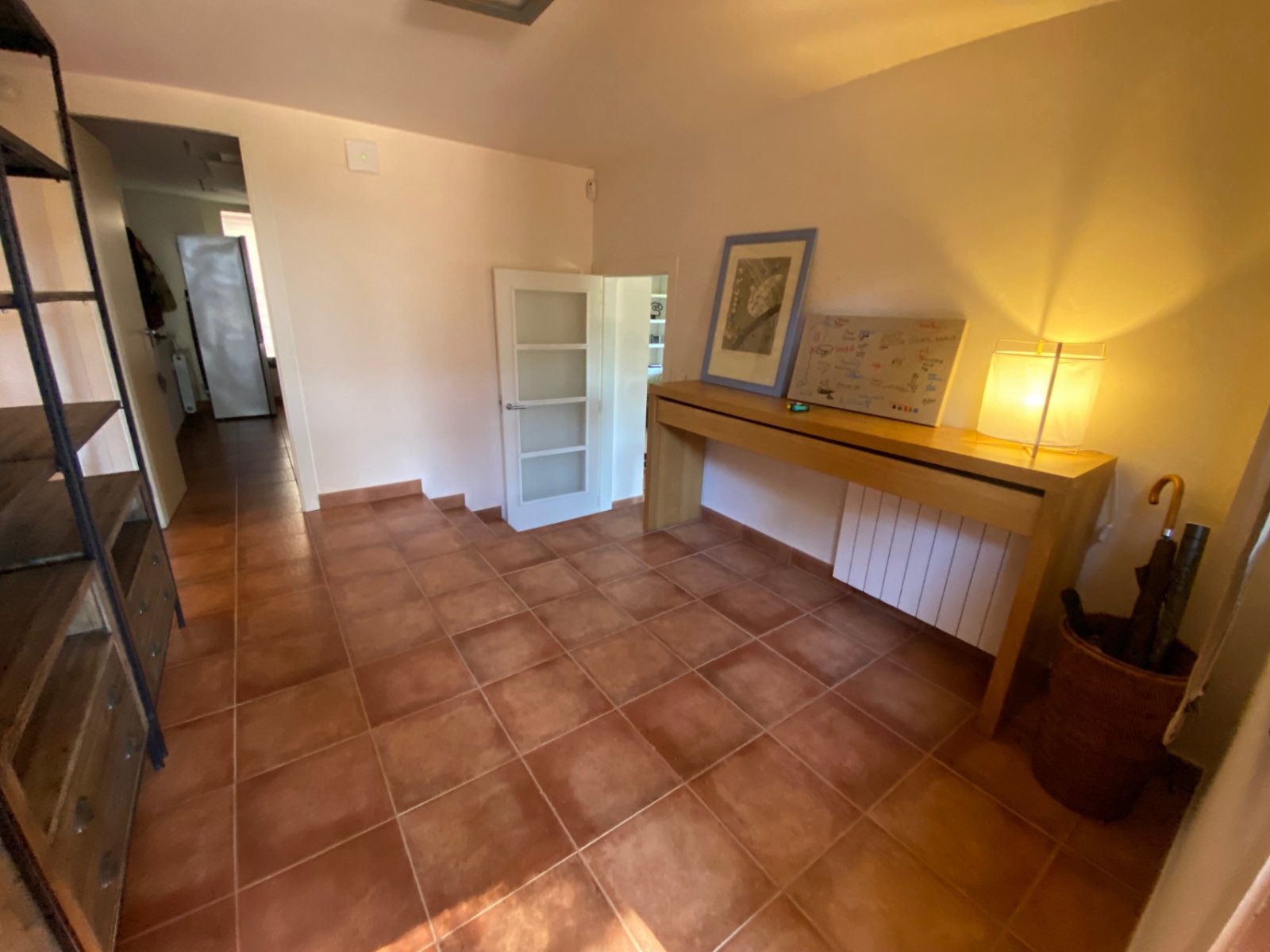 Gelegen in der exklusiven Wohngegend Montmar in Castelldefels, bietet dieses beeindruckende Einfamilienhaus einen herrlichen Blick auf das Mittelmeer 