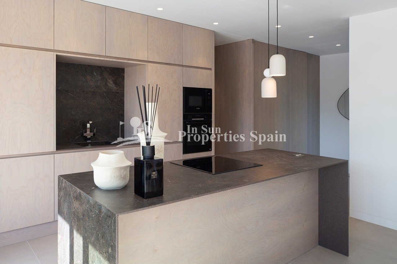  Die außergewöhnliche, 150 m² große, komplett möblierte Luxusvilla „Key Ready” befindet sich auf einem großzügigen 699 m² großen Grundstück im renommi