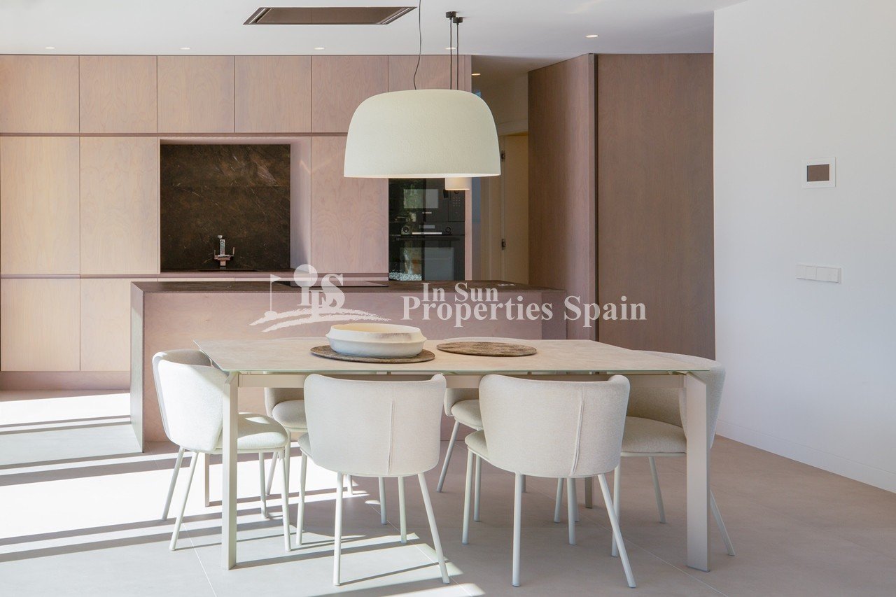  Die außergewöhnliche, 150 m² große, komplett möblierte Luxusvilla „Key Ready” befindet sich auf einem großzügigen 699 m² großen Grundstück im renommi