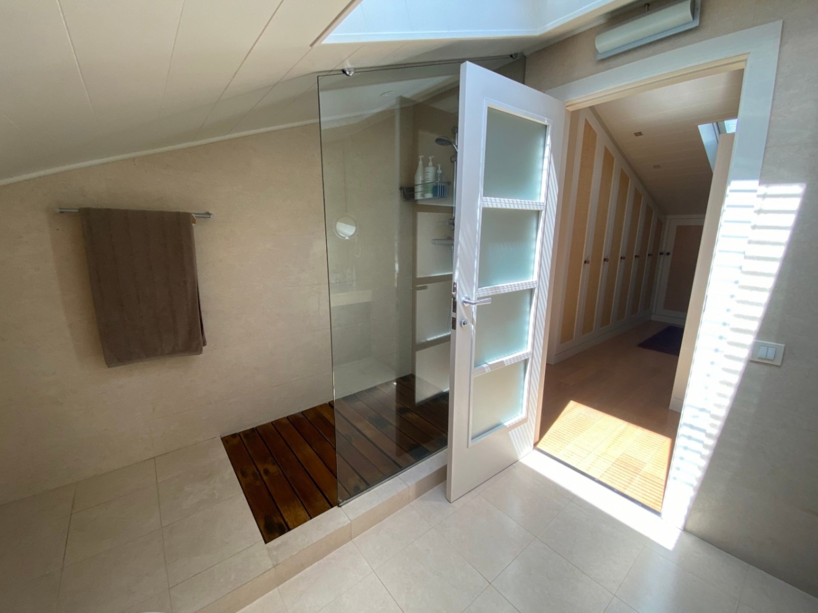 Gelegen in der exklusiven Wohngegend Montmar in Castelldefels, bietet dieses beeindruckende Einfamilienhaus einen herrlichen Blick auf das Mittelmeer 