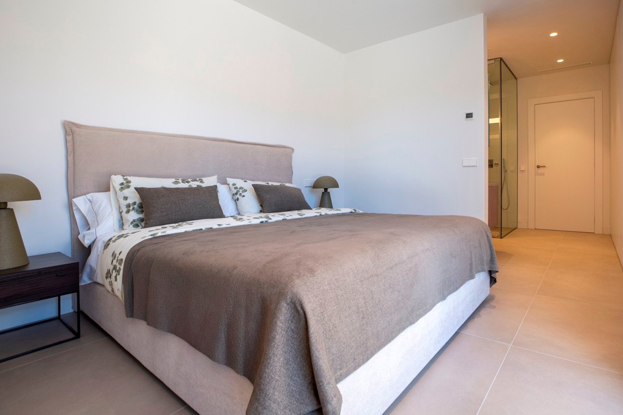  Die außergewöhnliche, 150 m² große, komplett möblierte Luxusvilla „Key Ready” befindet sich auf einem großzügigen 699 m² großen Grundstück im renommi