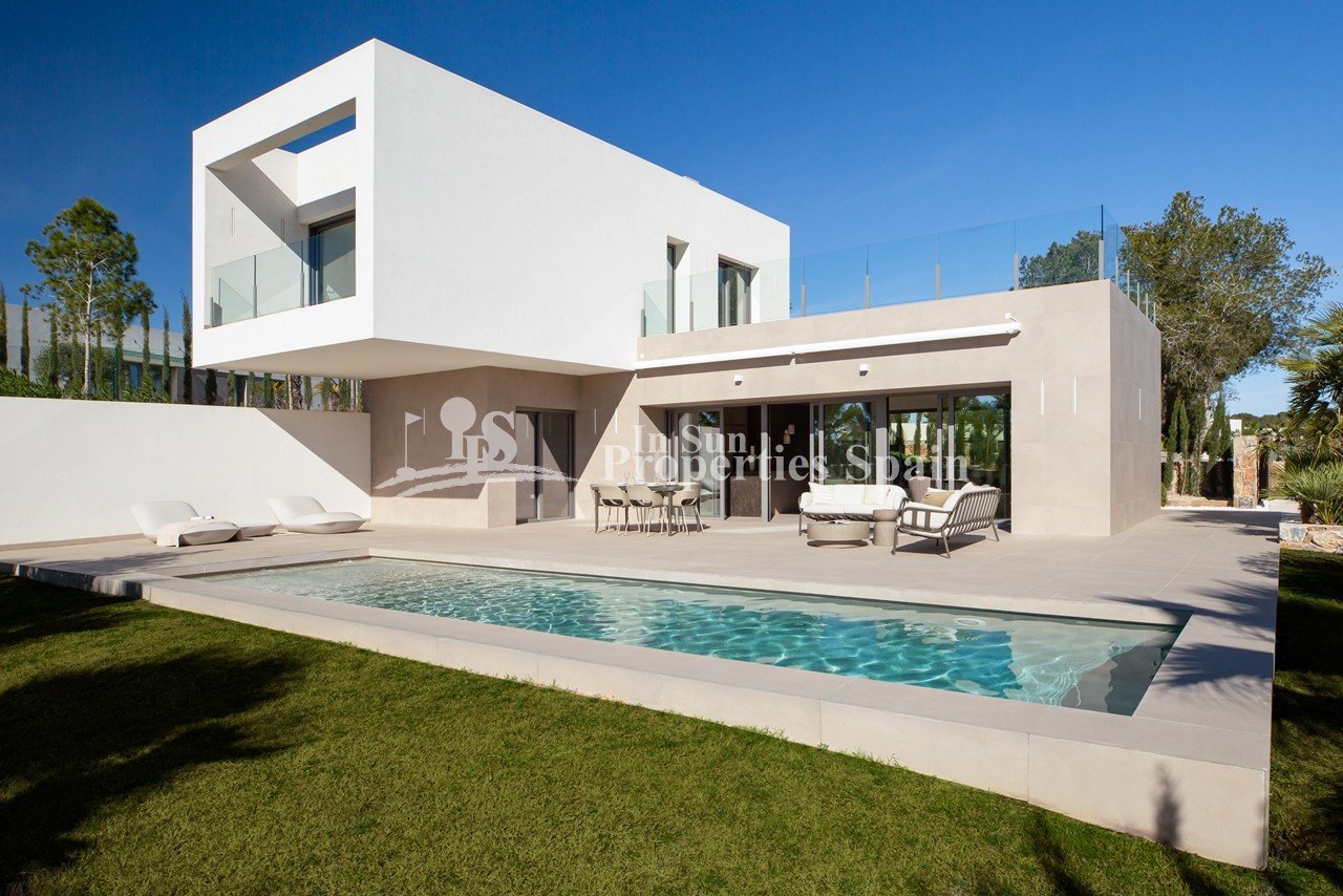  Die außergewöhnliche, 150 m² große, komplett möblierte Luxusvilla „Key Ready” befindet sich auf einem großzügigen 699 m² großen Grundstück im renommi