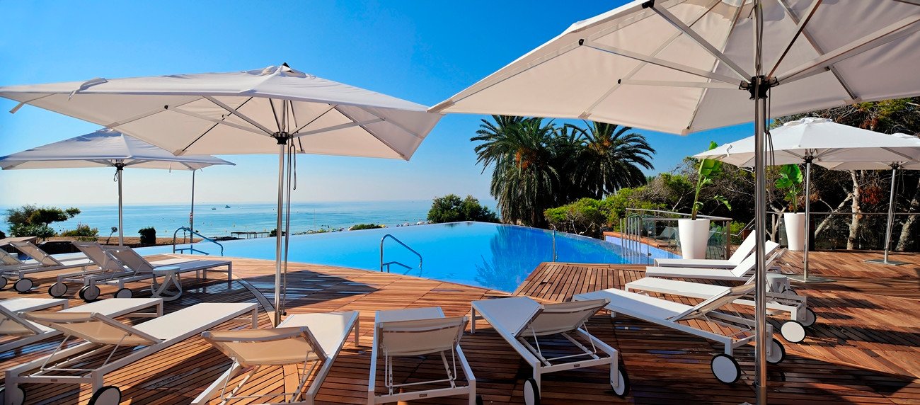  Die außergewöhnliche, 150 m² große, komplett möblierte Luxusvilla „Key Ready” befindet sich auf einem großzügigen 699 m² großen Grundstück im renommi