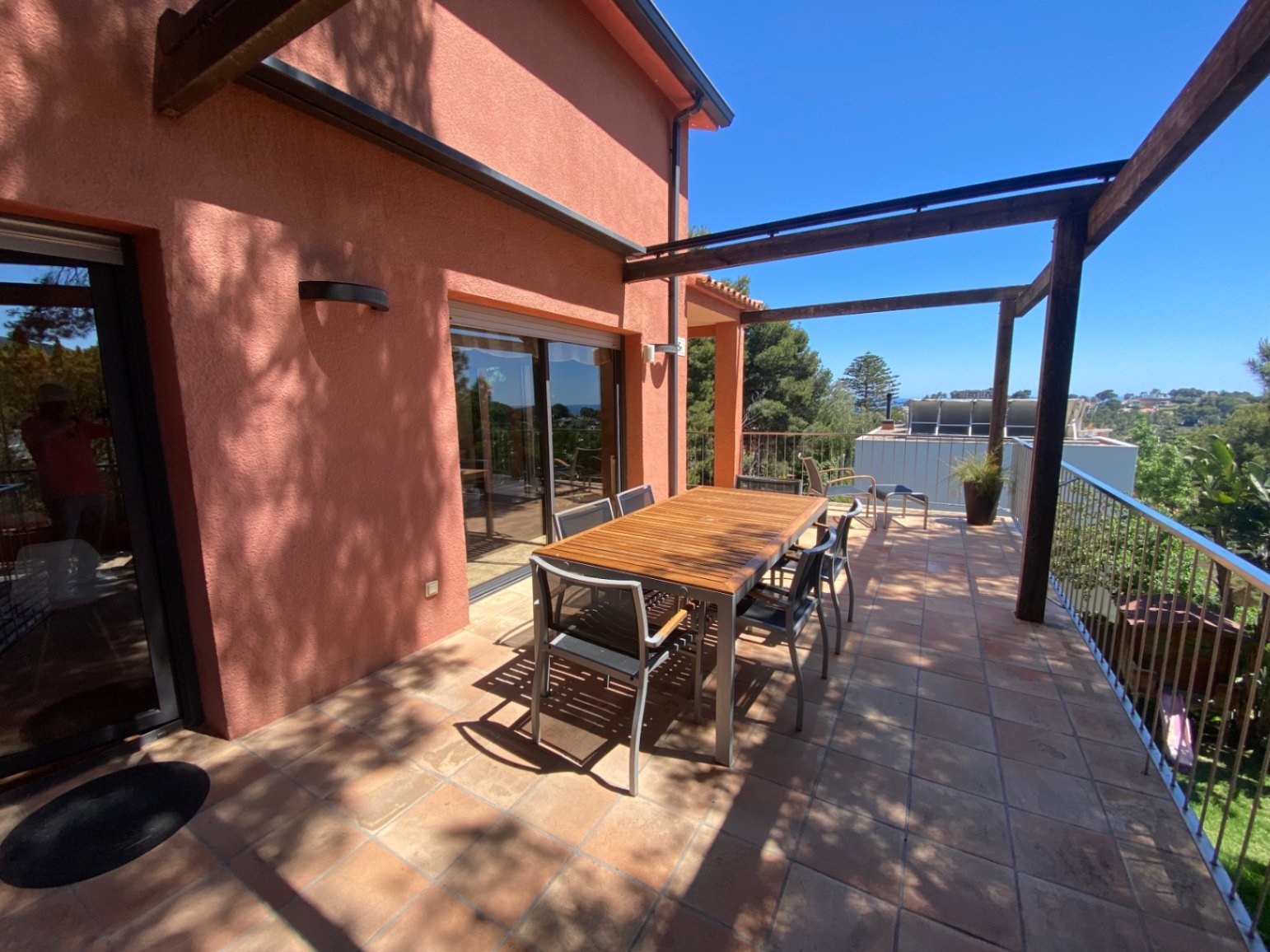 Gelegen in der exklusiven Wohngegend Montmar in Castelldefels, bietet dieses beeindruckende Einfamilienhaus einen herrlichen Blick auf das Mittelmeer 