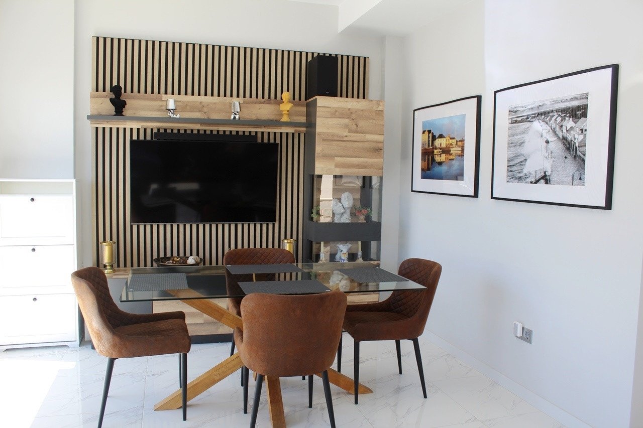  Schönes freistehendes Haus mit Südlage Villa mit 4 Schlafzimmern und 3 en-suite Bädern zu verkaufen. Diese voll ausgestattete Immobilie verfügt über 