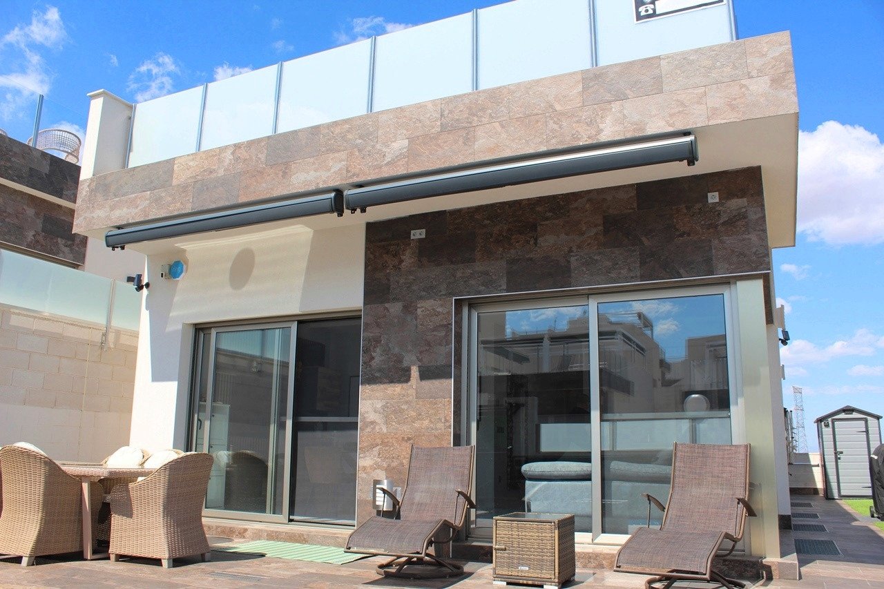  Schönes freistehendes Haus mit Südlage Villa mit 4 Schlafzimmern und 3 en-suite Bädern zu verkaufen. Diese voll ausgestattete Immobilie verfügt über 