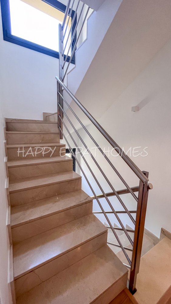 Beeindruckende Zweifamilienhaus-Hälfte mit Touristenlizenz (mit hoher Rentabilität) und Meerblick in Vallpineda.


Diese Doppelhaushälfte verfügt üb