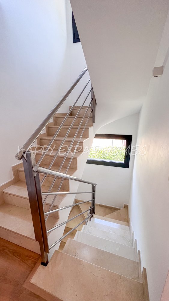 Beeindruckende Zweifamilienhaus-Hälfte mit Touristenlizenz (mit hoher Rentabilität) und Meerblick in Vallpineda.


Diese Doppelhaushälfte verfügt üb