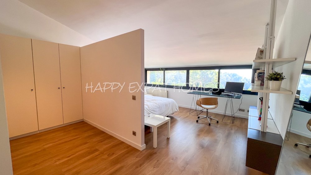 Beeindruckende Zweifamilienhaus-Hälfte mit Touristenlizenz (mit hoher Rentabilität) und Meerblick in Vallpineda.


Diese Doppelhaushälfte verfügt üb