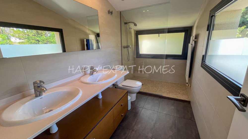 Beeindruckende Zweifamilienhaus-Hälfte mit Touristenlizenz (mit hoher Rentabilität) und Meerblick in Vallpineda.


Diese Doppelhaushälfte verfügt üb