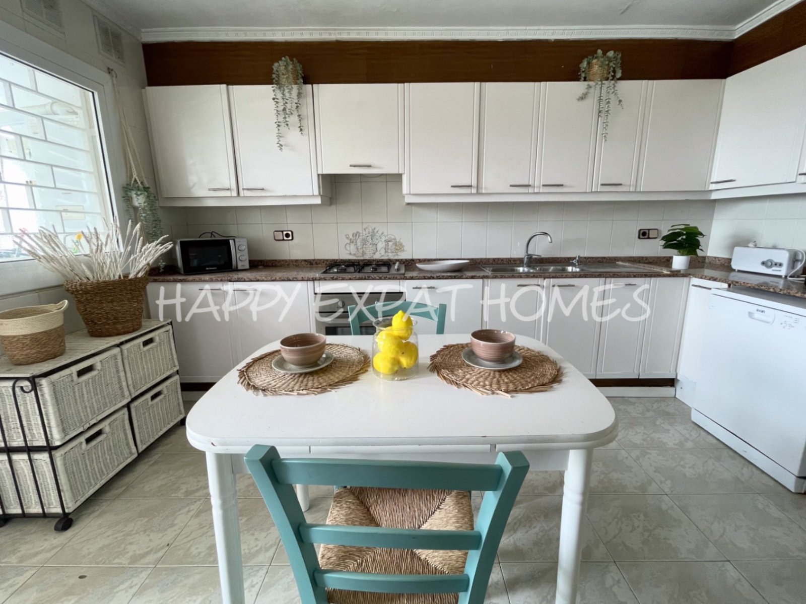 Unglaubliches Doppelhaus mit TOURISTISCHER LIZENZ und privatem Wald. Mit etwas Liebe und einigen Renovierungen hat diese Immobilie das Potenzial, eine