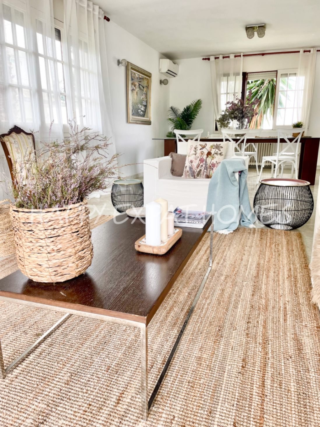 Unglaubliches Doppelhaus mit TOURISTISCHER LIZENZ und privatem Wald. Mit etwas Liebe und einigen Renovierungen hat diese Immobilie das Potenzial, eine