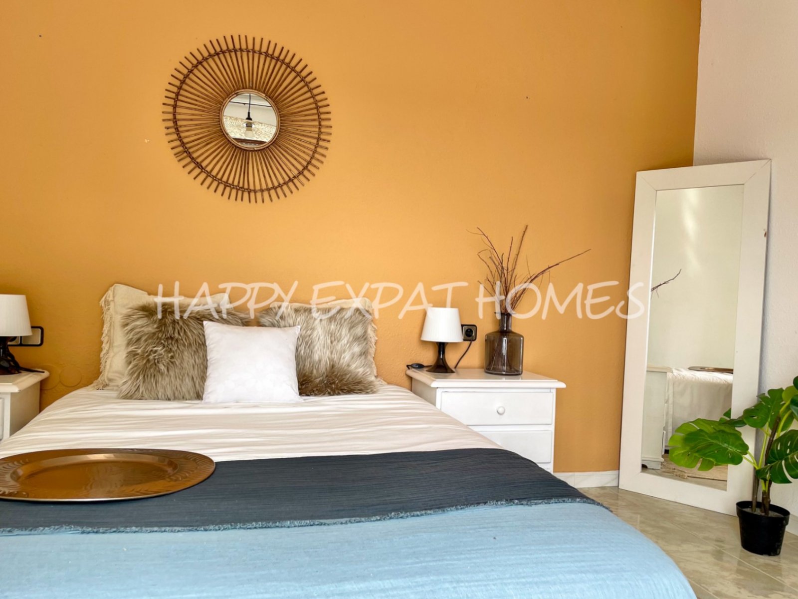 Unglaubliches Doppelhaus mit TOURISTISCHER LIZENZ und privatem Wald. Mit etwas Liebe und einigen Renovierungen hat diese Immobilie das Potenzial, eine